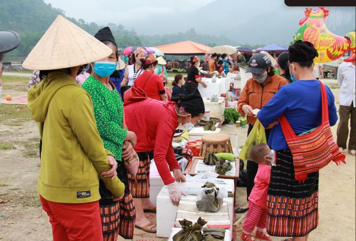 Nông sản bản địa được mua bán tại Chợ phiên Mường Quạ, xã Môn Sơn (Con Cuông). Ảnh: Hoài Thu