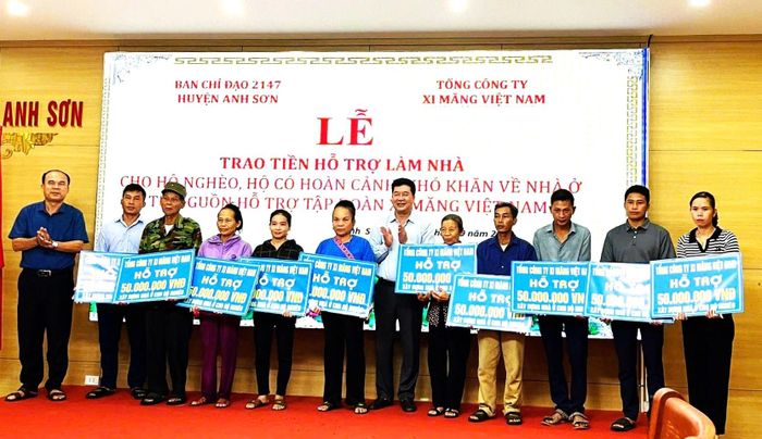 Các đồng chí lãnh đạo huyện Anh Sơn trao tiền hỗ trợ làm nhà cho hộ nghèo, hộ có khó khăn về nhà ở tại huyện Anh Sơn. Ảnh: P.V