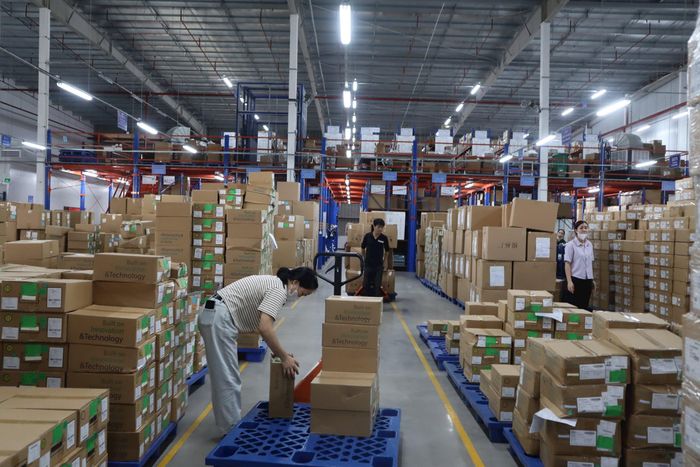 Đơn hàng nhiều giúp Công ty TNHH Trang phục Quốc tế Gaiwach Việt Nam đảm bảo việc làm ổn định cho công nhân. Ảnh: Diệp Thanh