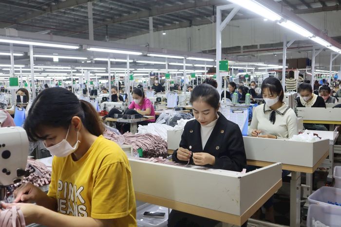 Sau gần 1 năm làm việc, ở tuổi 19, nữ công nhân Trần Thị Lãnh Thủy (áo đen) có mức lương khoảng 10 triệu đồng/tháng. Ảnh: Diệp Thanh