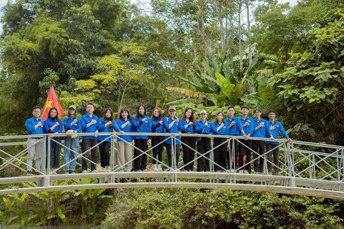 Năm 2023, tại bản Huồi Máy, xã Cắm Muộn, huyện Quế Phong, Hội Đồng hương thanh niên Nghệ An tại Hà Nội đã trao tặng bà con tại bản 1 cầu dân sinh vượt suối và hệ thống đèn năng lượng mặt trời với tổng giá trị trên 350 triệu đồng. Ảnh: Hội Đồng hương thanh niên Nghệ An tại Hà Nội cung cấp