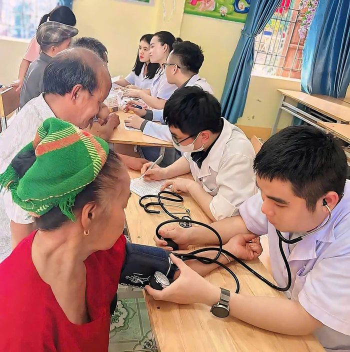 Nhiều suất quà hoạt động ý nghĩa đã được các thành viên Câu lạc bộ Thiện nguyện Ngọn lửa hồng Nghệ An triển khai hướng về địa bàn vùng khó của tỉnh trong những năm qua. Ảnh: Thanh Quỳnh - Câu lạc bộ Thiện nguyện Ngọn lửa hồng cung cấp