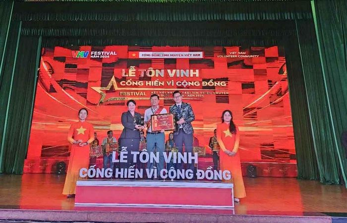 Anh Phạm Văn Bảo - Chủ nhiệm Câu lạc bộ Thiện nguyện Ngọn lửa hồng Nghệ An được tôn vinh trong chương trình trao giải thưởng "Cống hiến vì cộng đồng năm 2024". Ảnh: Nhân vật cung cấp