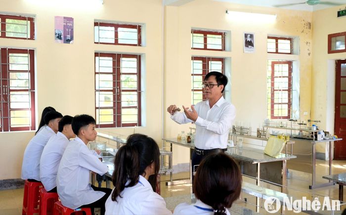 Tiết thực hành môn Hóa học của học sinh Trường THPT Đặng Thai Mai - Thanh Chương. Ảnh: Mỹ Hà