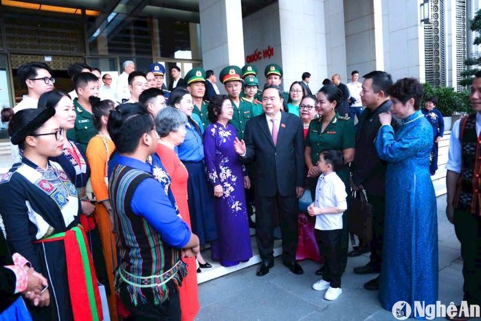 Chủ tịch Quốc hội Trần Thanh Mẫn gặp mặt các cá nhân xuất sắc là người dân tộc thiểu số được trao Giải thưởng Vừ A Dính và tập thể có nhiều mô hình, công trình mang lại lợi ích thiết thực, hiệu quả cao cho đồng bào dân tộc, miền núi và biển đảo. Ảnh: CSCC