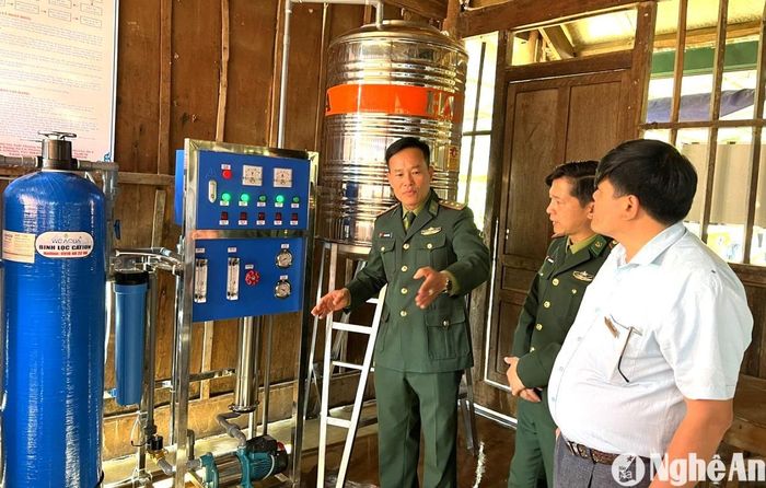 Đồn Biên phòng Nhôn Mai kết nối với Đảng ủy Khối Các cơ quan Trung ương tại Thành phố Hồ Chí Minh tặng máy lọc nước cho Trường Phổ thông Dân tộc bán trú THCS Mai Sơn. Ảnh: KL