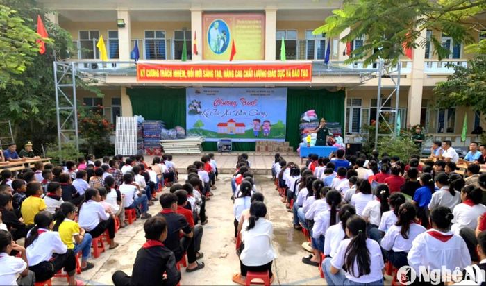 Quang cảnh chương trình "Ký túc xá vùng biên" do Đồn Biên phòng Nhôn Mai tổ chức. Ảnh: CSCC