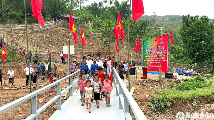 Niềm vui của nguời dân bản Chà Lò, xã Mai Sơn, huyện Tương Dương khi có cầu mới. Ảnh: Đình Tuân