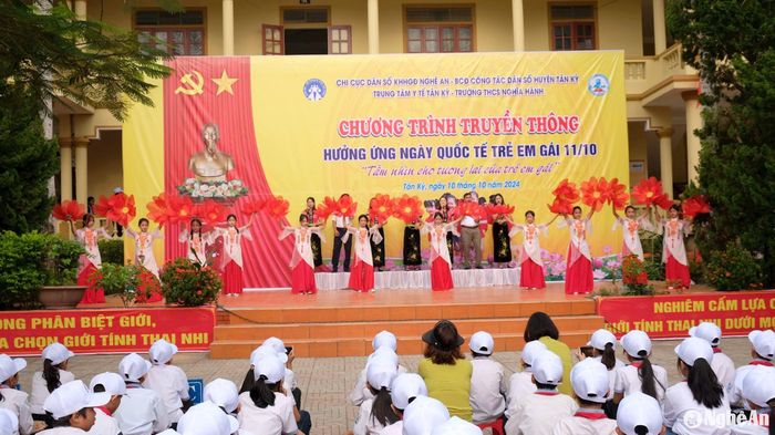 Chương trình truyền thông hưởng ứng Ngày Quốc tế trẻ em gái. Ảnh: Mỹ Hà