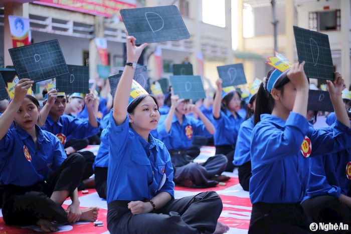 Học sinh Trường THPT Đặng Thúc Hứa - Thanh Chương tham gia hội thi Rung chuông vàng tìm hiểu SKSS. Ảnh: Mỹ Hà