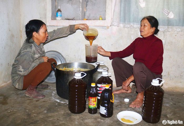 Mật mía bãi Biền ngọt đậm, đặc sánh, để được lâu, có thể làm kẹo cà, bánh ngọt, bánh ngào và gia vị trong nhiều món ngon ngày Tết. Sản phẩm do bà con làm ra chủ yếu cung cấp cho người dân trong vùng với giá 50 nghìn đồng/lít. Mùa ép mía, nấu mật đem lại thu nhập, niềm vui cho người dân địa phương và gợi nhắc bao kỷ niệm của những vùng quê Nghệ: “Tháng Chạp về tiếng che kêu rộn rã/Bã mía phơi thơm nức lối về”. Ảnh: Huy Thư