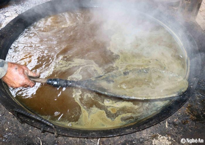 Bà Nguyễn Thị Bình (55 tuổi) - một phụ nữ có kinh nghiệm nấu mật trong xóm chia sẻ: Nhà bà trồng 3 sào mía, năm trước ép được 30 chảo nước mía, nấu được 750 lít mật. Năm nay mía tốt, cây to, chắc sẽ được nhiều mật hơn. Theo bà Bình, mía càng bẩn khi nấu mật bọt càng nhiều. Từ bọt đen chuyển dần sang bọt trắng, bọt đào. Nếu vớt bọt kỹ thì mật thành phẩm sẽ sáng, đẹp. Ảnh: Huy Thư