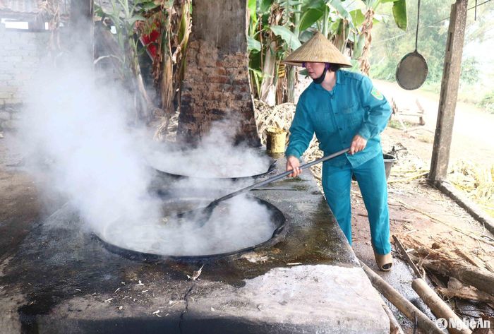Mỗi xe bò lốp mía cây thường ép được 1 -1,5 chảo nước mía. Khi nấu nước mía phải vớt sạch bọt bẩn nổi trên chảo. Người dân địa phương thường dùng 1 cái vợt cạn làm bằng vải hoặc màn tuyn để vớt bọt này. Ảnh: Huy Thư