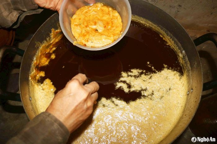 Những chảo mật vừa nấu xong được người dân rót vào xoong, nồi, thùng nhựa... chở bằng xe trâu về nhà. Lớp bọt đào ngọt lịm nổi trên những xoong mật có thể chấm khoai, bánh bì... là món khoái khẩu của nhiều người. Ảnh: Huy Thư