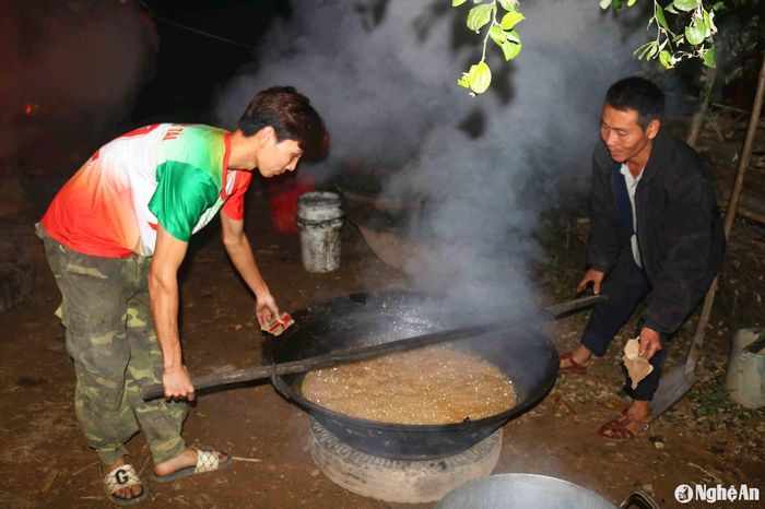 Khi chảo mật sôi "lục bục", chuyển sang màu cánh dán và tỏa ra mùi thơm ngào ngạt, là công việc nấu mật đã hoàn thành. Tùy vào người nấu muốn có mật đặc hay mật loãng mà thêm hay bớt lửa. Ông Nguyễn Công Cường - chủ một lò nấu mật trong xóm cho biết: Một chảo nước mía đầy sẽ nấu được khoảng 20 -25 lít mật. Ảnh: Huy Thư
