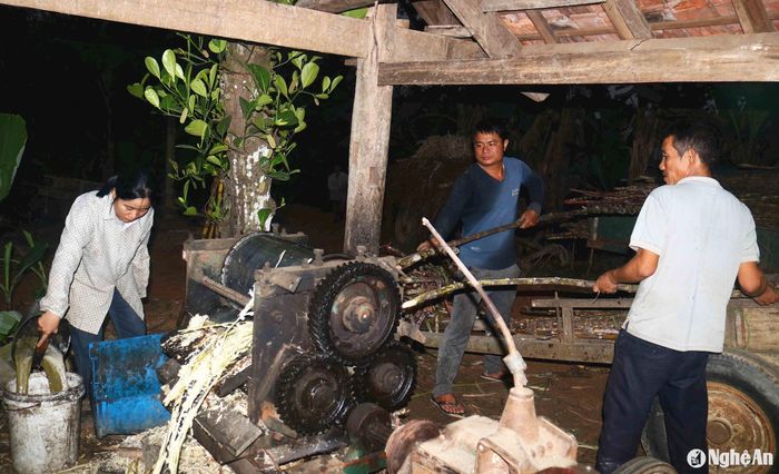 Trước đây, công cụ ép mía thô sơ, việc kéo che, nấu mật khá vất vả. Nay nhờ có máy ép, nên việc ép mía trở nên đơn giản hơn. Tuy nhiên cả xóm chỉ có 2 hộ mua sắm máy ép công suất lớn, vừa ép cho nhà mình, vừa ép cho bà con trong làng với giá 100 nghìn đồng/chảo nước mía. Một số hộ không đưa mía đi ép thì dùng máy ép mini ép mía tại nhà. Ảnh: Huy Thư