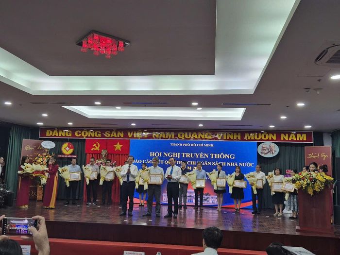 Ủy viên Bộ Chính trị, Bí thư Thành ủy Nguyễn Văn Nên, Chủ tịch UBND TP. Hồ Chí Minh Phan Văn Mãi trao bằng khen cho tập thể đạt thành tích xuất sắc trong thu nộp ngân sách thành phố năm 2024. Ảnh: Sơn Nam