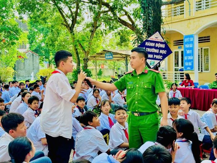 Công an huyện Đông Anh và Công an huyện Ứng Hòa (Hà Nội) tổ chức tuyên truyền pháp luật cho học sinh Trường Tiểu học Đông Hội, THCS Ngô Quyền, và THCS Đại Cường nhân ngày Pháp luật Việt Nam 2024.