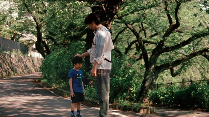 Cha mẹ cần có hành vi đúng mực để làm gương cho con cái. Ảnh: Một cảnh trong phim Like father like son.