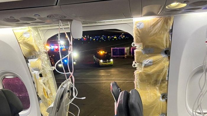 Cửa chiếc Boeing 737 Max 9 bị bung ra hoàn toàn. Ảnh: Reuters.