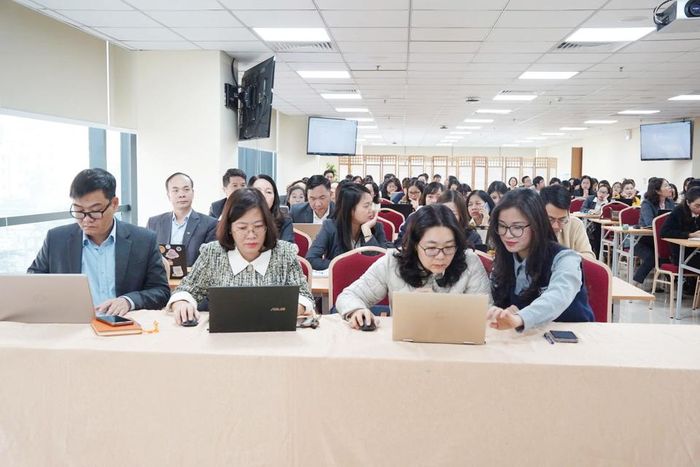 Chị Hoàng Hiền Hạnh chia sẻ, hướng dẫn cũng như giải đáp thắc mắc trong quá trình đào tạo. Ảnh: N.M.