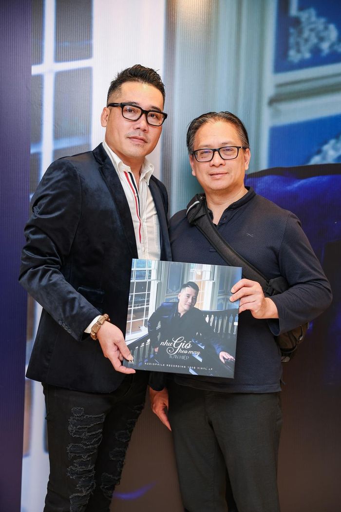 Ca sĩ Tuấn Hiệp và nhạc công Vincent Nguyễn (Nguyễn Công Phương Nam) với album đĩa than "Như gió heo may"