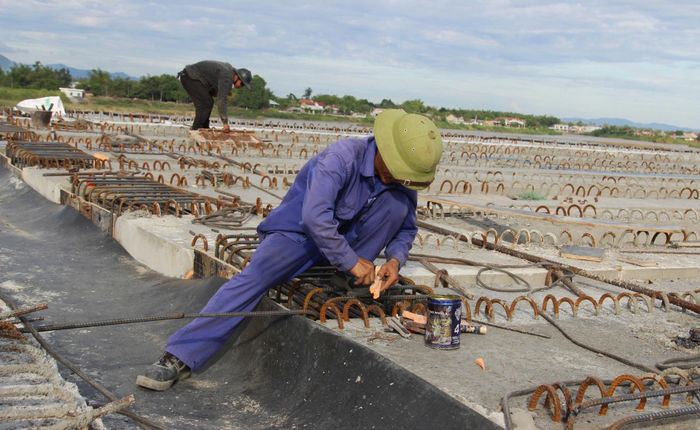  Công nhân thi công trên công trường cao tốc Bắc – Nam. Ảnh: Báo Giao thông. 