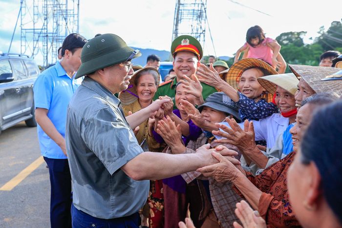  Thủ tướng Phạm Minh Chính cùng bà con nhân dân xã Cầu Lộc, huyện Hậu Lộc, tỉnh Thanh Hóa trong chuyến đi kiểm tra, đốc thúc dự án đường dây tải điện 500 kV mạch 3 Quảng Trạch (Quảng Bình) - Phố Nối (Hưng Yên). Ảnh: chinhphu.vn 