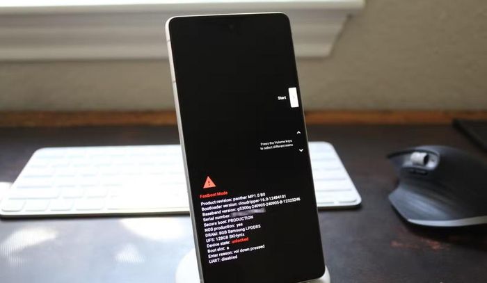  Pixel 7 ở chế độ Fastboot, với bộ nạp khởi động đã được mở khóa. 