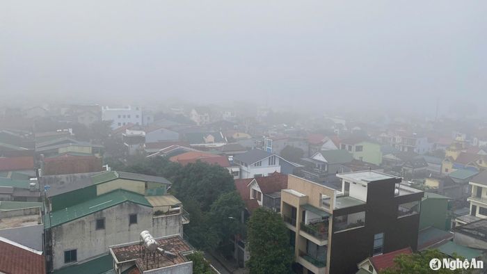 Tại phường Trường Thi, các ngôi nhà ẩn dưới lớp sương sớm. Ảnh: P.V