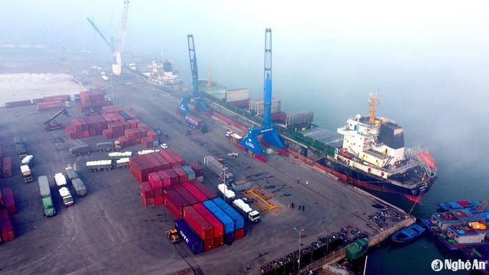 Được biết, đây là ngày thứ 2 liên tiếp TP. Vinh có sương mù bao phủ. Trong ảnh: xếp dỡ hàng tại cảng Nghệ Tĩnh trong lớp sương mù sáng 1/1. Ảnh: P.V