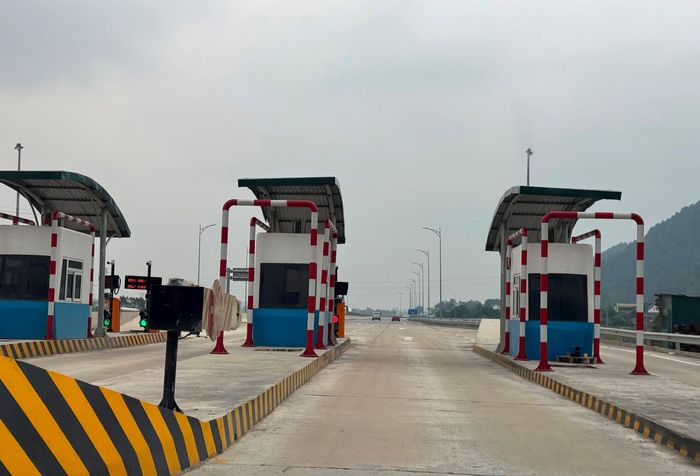 Cơ sở vật chất và hạ tầng vận hành Trạm thu phí BOT cao tốc Bắc - Nam tại nút giao lên xuống Quốc lộ 46B xã Hưng Tây, huyện Hưng Nguyên đã hoàn thành đủ điều kiện vận hành. Ảnh: Nguyễn Hải