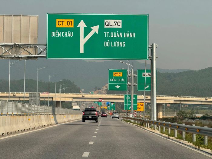 Cao tốc Bắc Nam đoạn Diễn Châu - Bãi Vọt giao với cầu vượt Quốc lộ 7C qua địa bàn xã Nghi Phương, Nghi Lộc theo hướng từ Vinh ra Hà Nội. Ảnh: Nguyễn Hải