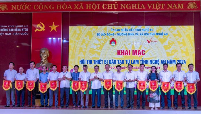 Trao cờ tặng các đơn vị tham gia Hội thi đào tạo thiết bị tự làm. Ảnh: Minh Quân