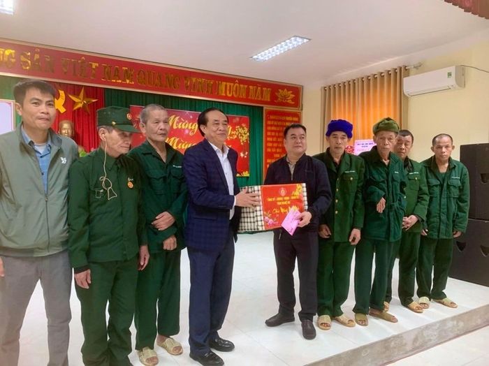 Đồng chí Đoàn Hồng Vũ - Giám đốc Sở Lao động - Thương binh và Xã hội tặng quà Trung tâm tâm thần kinh. Ảnh: Trung Hậu