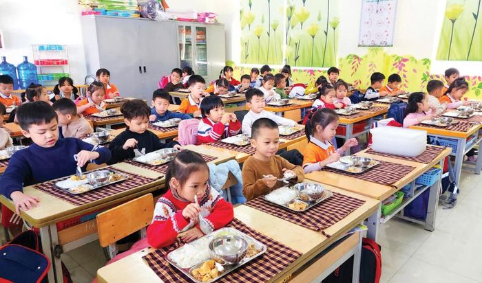 Học sinh Trường Tiểu học Sông Hiến (Thành phố) ăn trưa tại trường.