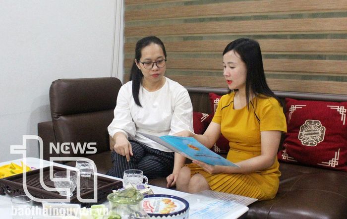Chị Nguyễn Thị Cúc (bên phải, ở tổ 3, phường Quang Trung, TP. Thái Nguyên) thực hiện dịch vụ công trực tuyến đăng ký kinh doanh và đã được trả kết quả rất nhanh chóng, tiện lợi. Ảnh: T.L