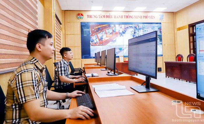 Hoạt động tại Trung tâm Điều hành thông minh (IOC) TP. Phổ Yên. Ảnh T.L