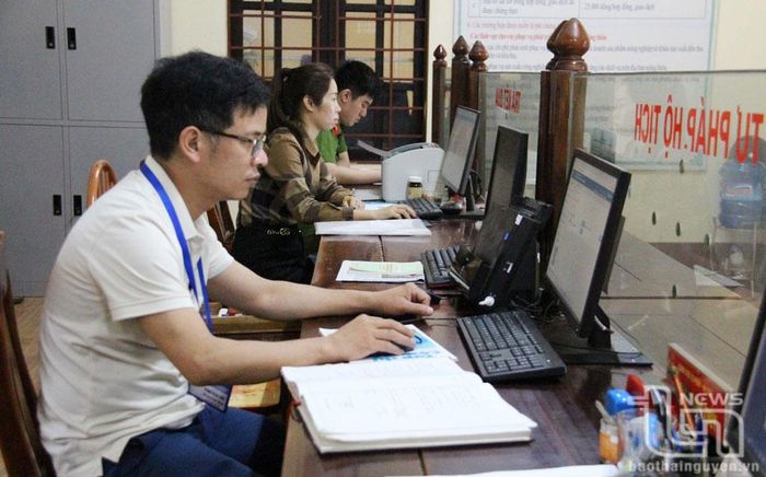 Cán bộ tại Bộ phận Một cửa huyện Phú Bình giải quyết thủ tục hành chính. Ảnh: T.L