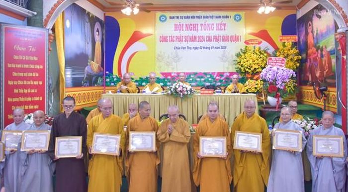 Hòa thượng Thích Nhựt Hỷ trao Bằng công đức đến tập thể, cá nhân Ban Trị sự GHPGVN Q.1