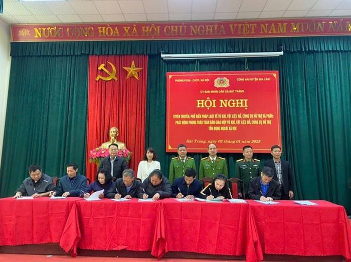 Lãnh đạo Phòng CS QLHC về TTXH, Công an huyện và các phòng, ban của Huyện chứng kiến ký cam kết giữa trưởng các ban, ngành, đoàn thể, các thôn với Chủ tịch UBND xã