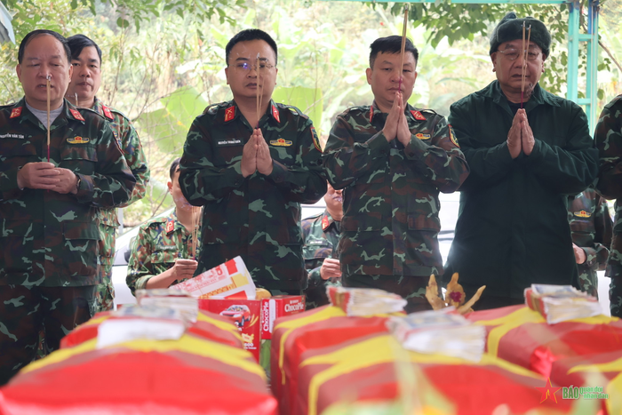  Chỉ huy Phòng Chính trị, Đội tìm kiếm và quy tập hài cốt liệt sĩ 515 cùng các cựu chiến binh thắp hương ghi công các liệt sĩ. 