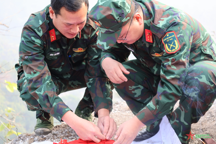  Trung tá Nguyễn Trung Kiên, Phó chủ nhiệm Chính trị Bộ CHQS tỉnh Hà Giang gói hài cốt liệt sĩ. 