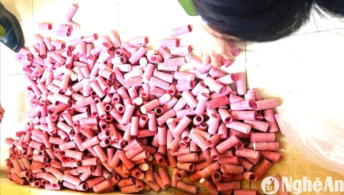 Ống pháo do đối tượng tự chế tạo. Ảnh: Quỳnh Trang