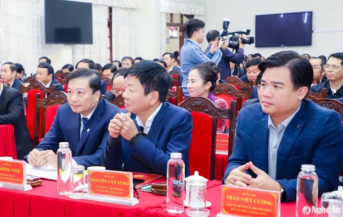 Đại diện các ban xây dựng Đảng Trung ương và đồng chí Lê Hồng Vinh tham dự buổi lễ. Ảnh: Phạm Bằng