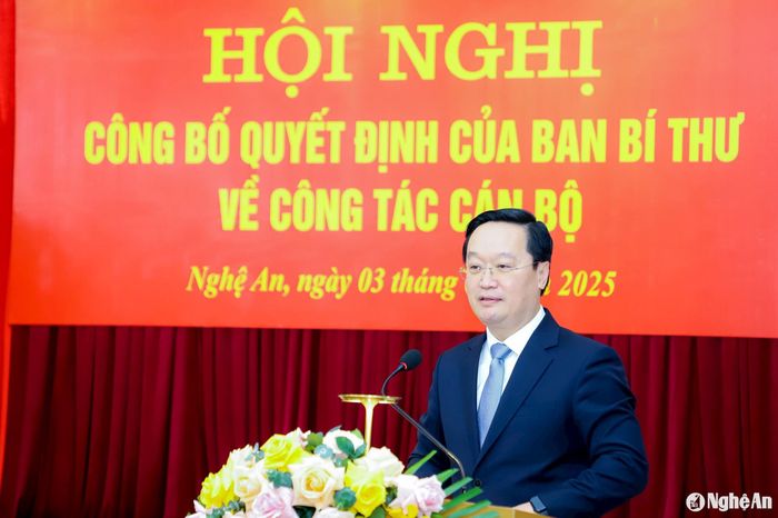 Đồng chí Nguyễn Đức Trung - Bí thư Tỉnh ủy, Chủ tịch UBND tỉnh phát biểu chúc mừng và giao nhiệm vụ cho đồng chí Lê Hồng Vinh - Phó Bí thư Tỉnh ủy. Ảnh: Phạm Bằng