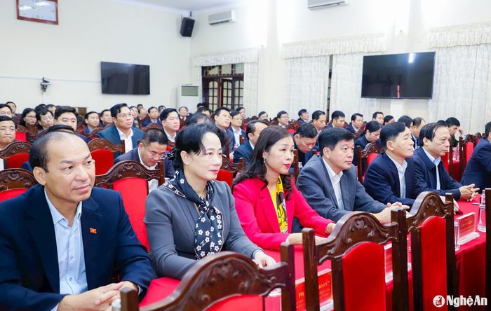 Các đồng chí Ủy viên Ban Chấp hành Đảng bộ tỉnh tham dự buổi lễ. Ảnh: Phạm Bằng
