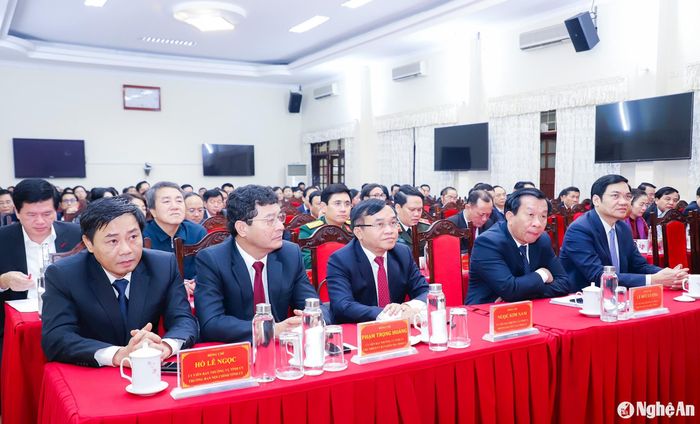 Các đồng chí Thường trực Tỉnh ủy, Ủy viên Ban Thường vụ Tỉnh ủy tham dự buổi lễ. Ảnh: Phạm Bằng
