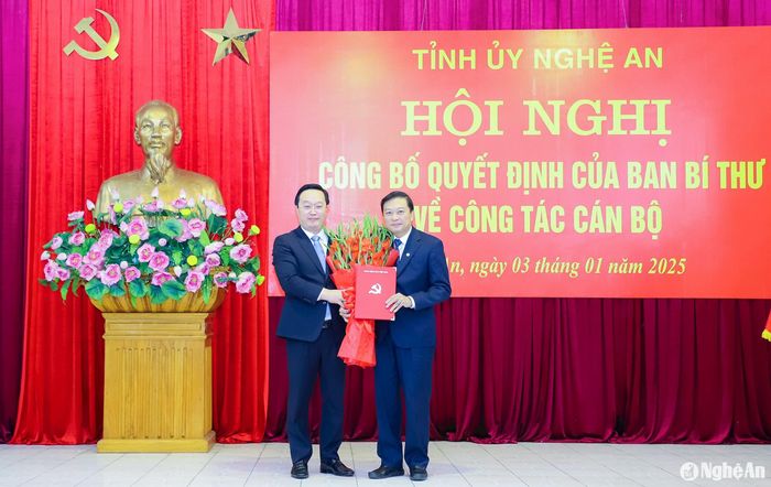 Bí thư Tỉnh ủy, Chủ tịch UBND tỉnh Nguyễn Đức Trung tặng hoa chúc mừng Phó Bí thư Tỉnh ủy Lê Hồng Vinh. Ảnh: Phạm Bằng
