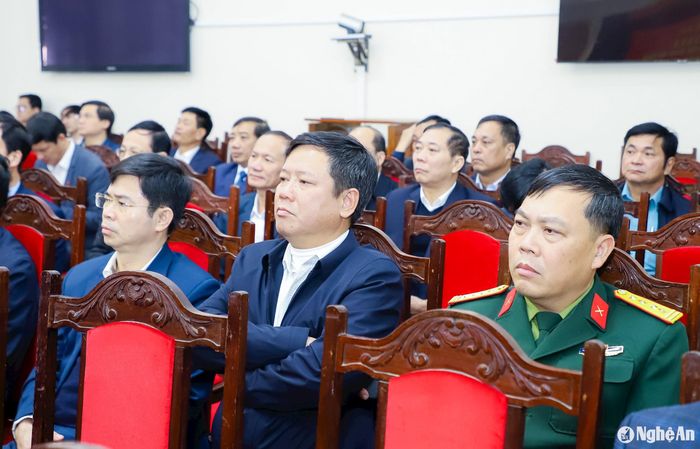 Các đồng chí lãnh đạo các ban, sở, ngành, MTTQ và các tổ chức chính trị - xã hội cấp tỉnh; Thường trực các huyện ủy, thành ủy, thị ủy tham dự buổi lễ. Ảnh: Phạm Bằng